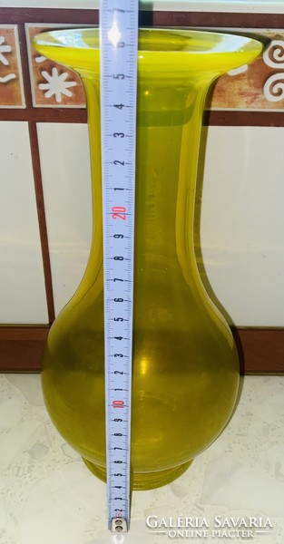 Nap sárga színű vastag üveg  26 cm magas váza hasas