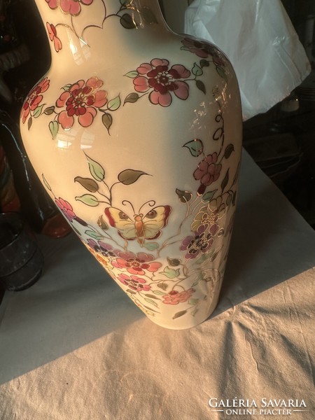 Butterfly pattern vase by Zsolnay. Large size
