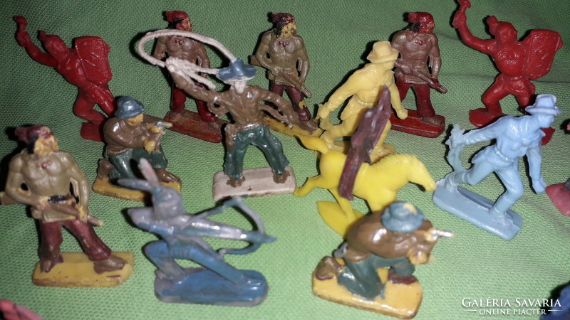 Old Hungarian trafficker molded plastic soldiers, Indians, cowboys 21 pieces in one set according to the pictures