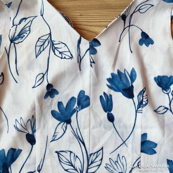 Sleeveless top with a blue flower pattern on a white background (approx. Xl - xxl)