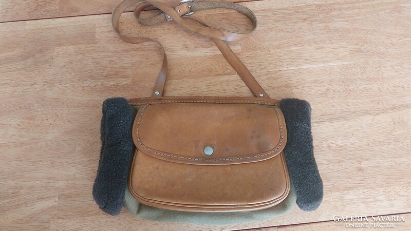 (K) vintage women's leather bag with hand warmer