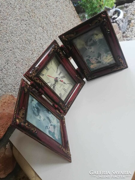 With photo holder clock