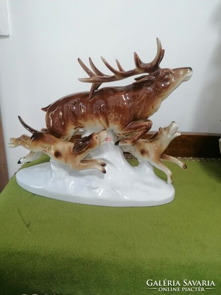 Porcelain with a hunting scene, a dog chasing a deer
