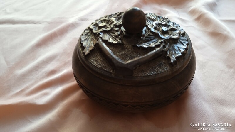 Bonbonier wooden box with a carved top