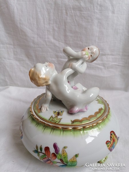Porcelain bombonier with Victoria pattern from Herend with two putto figures