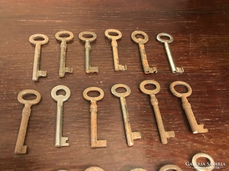 Tizennyolc darab régi kulcs. Különbözőek. Méretük: 5,5 cm és 6 cm Fellelt állapotban.