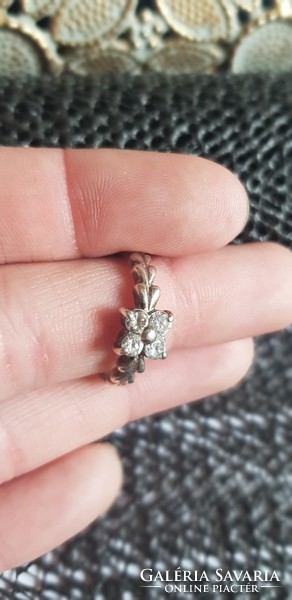 Virágmintás köves ezüst gyűrű