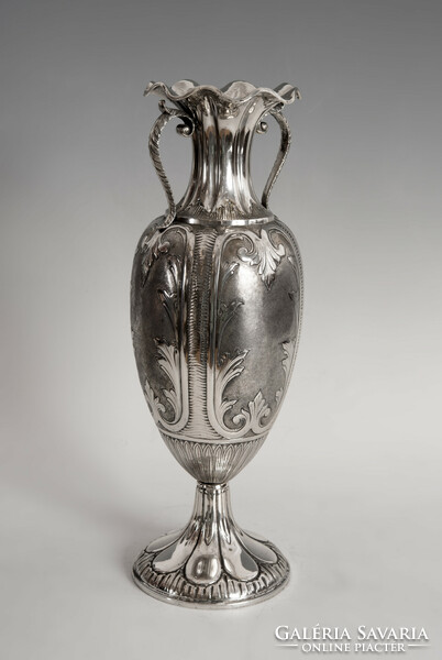 Ezüst amfóra alakú váza - leveles dekorral