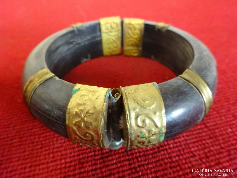 Bizsu bracelet, color black and gold, can be opened. Jokai.