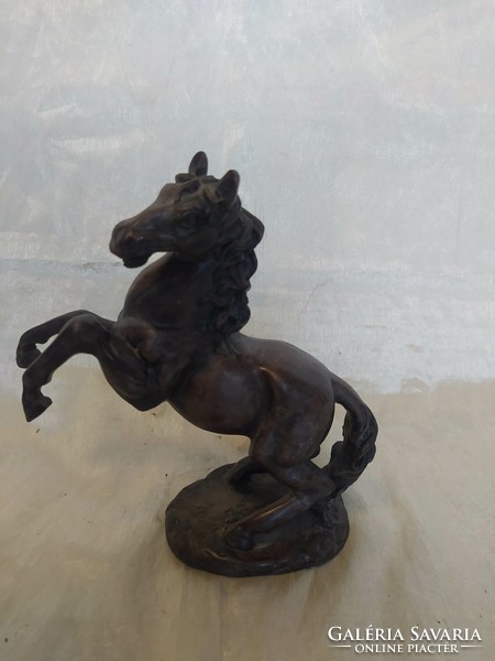 Műgyanta ló szobor