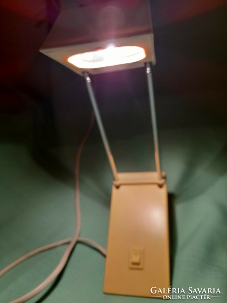 Retro, állítható magasságú halogén asztali lámpa