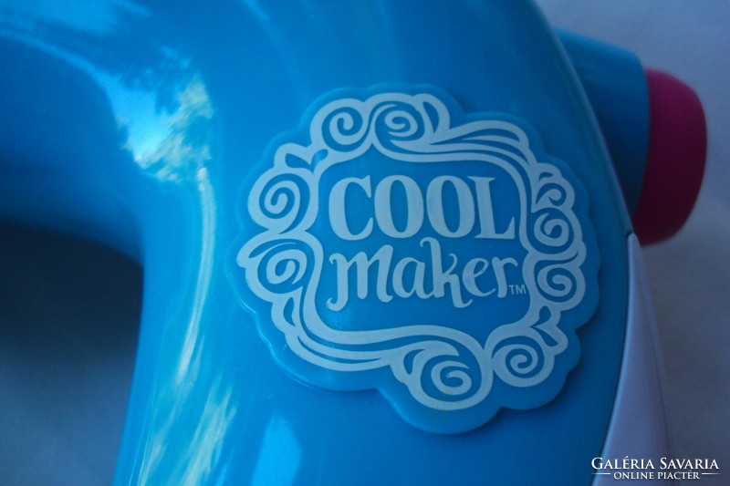 -"COOL MAKER"-márkajelű, VADONATÚJ elemes lányka varrógép,tartozékokkal együtt.
