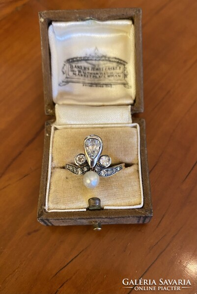 Régi 14 karátos arany gyűrű,csepp alakú gyémántal,apró brillinasokka,és gyöngyel!