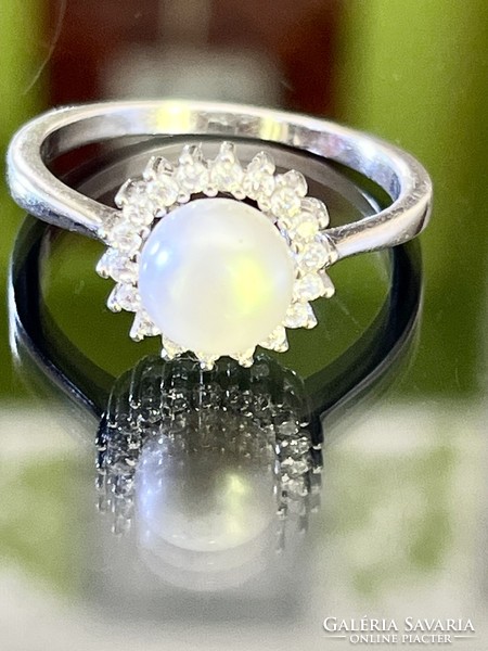Dazzling silver ring with pearls and zirconia stones