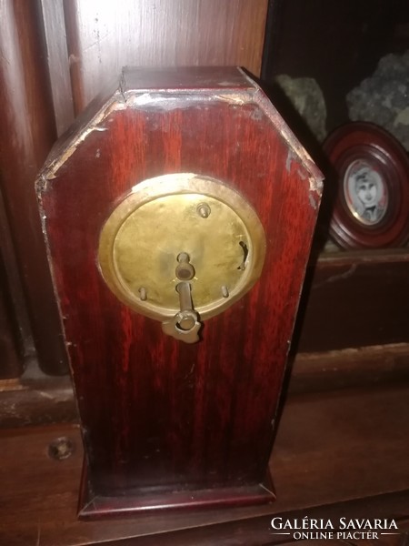 Table clock is in the condition shown in the pictures