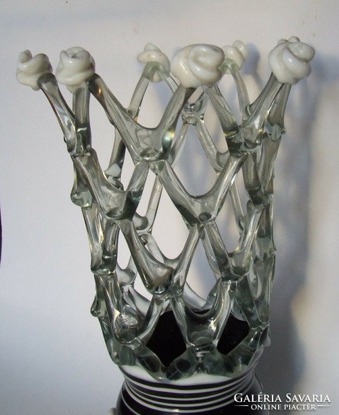 Régi, gyönyörűséges, áttört díszítésű, nagyméretű, súlyos művészi fújt üveg váza
