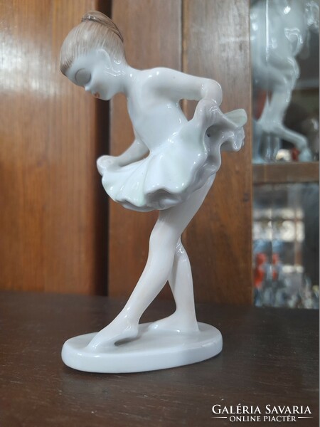 Hollóháza Káldor Aurél Kézi Festésű Balerina Porcelán Figura,13 cm.