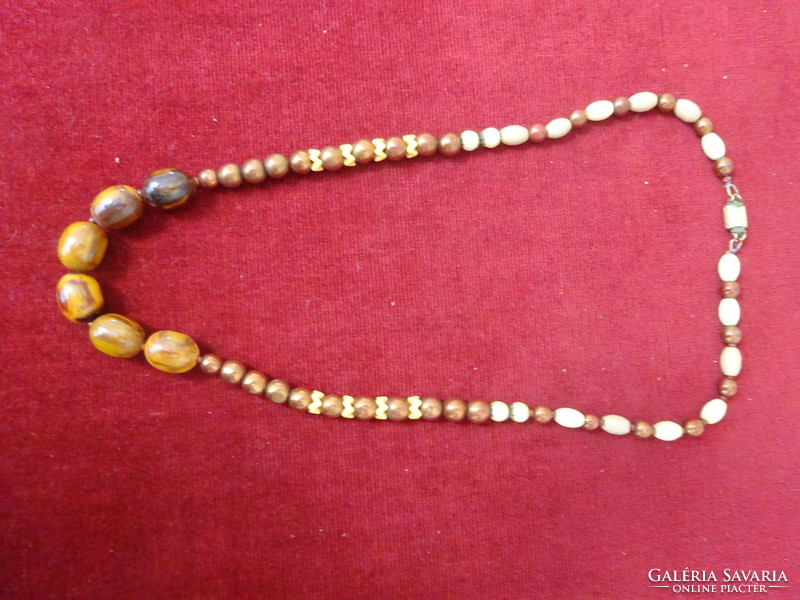 Necklace made of brown pearls and wooden balls, length 66 cm. Jokai.