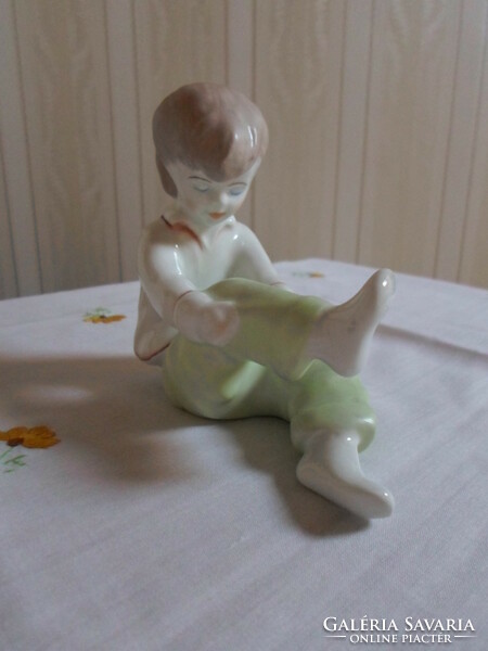 Retro nipp 11.: Girl wearing Aquincum porcelain, little girl pulling socks (in green pants)