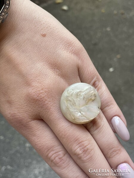 Silver ring with horse pattern mother-of-pearl decoration