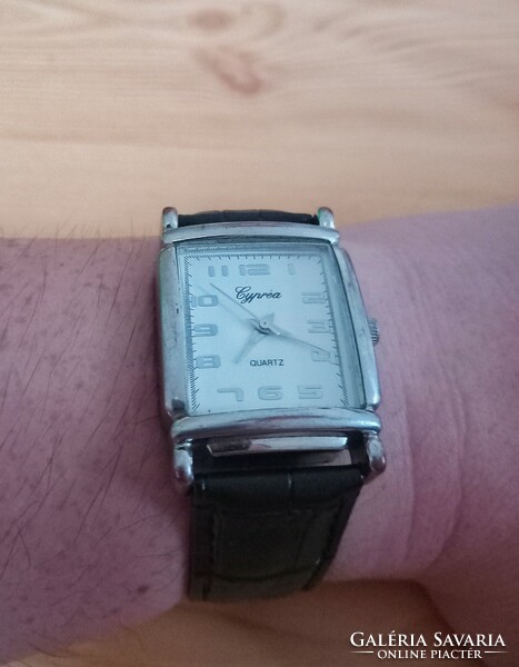 Elegant cypréa quartz wristwatch