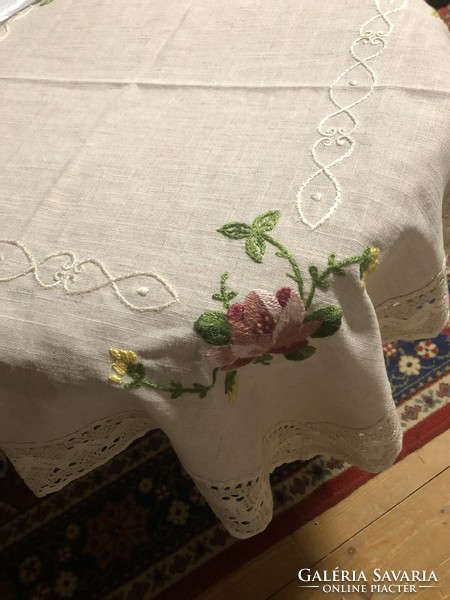 100% Handmade. Embroidered linen tablecloth with lace knitted in a circle