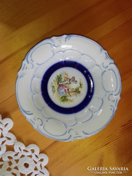 Gyönyörű porcelán tányér.