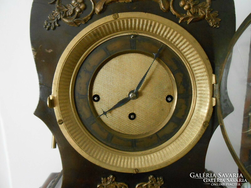 Table clock with a quarter strike mechanism