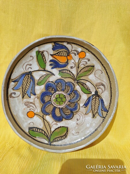 Elio schiavon wall plate with floral pattern