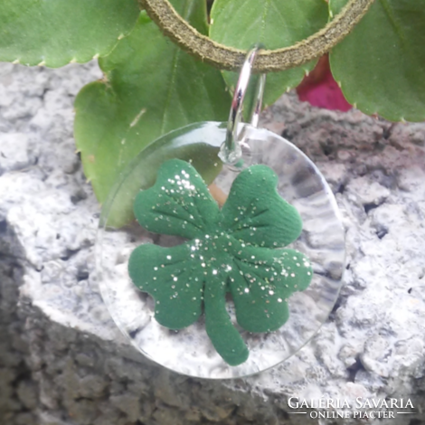 Four-leaf lucky clover resin round pendant