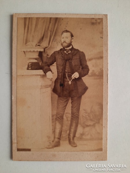 Antik vizitkártya (CdV) fotó, férfi díszes ruhában, 1860-as évek, ismeretlen fotográfus