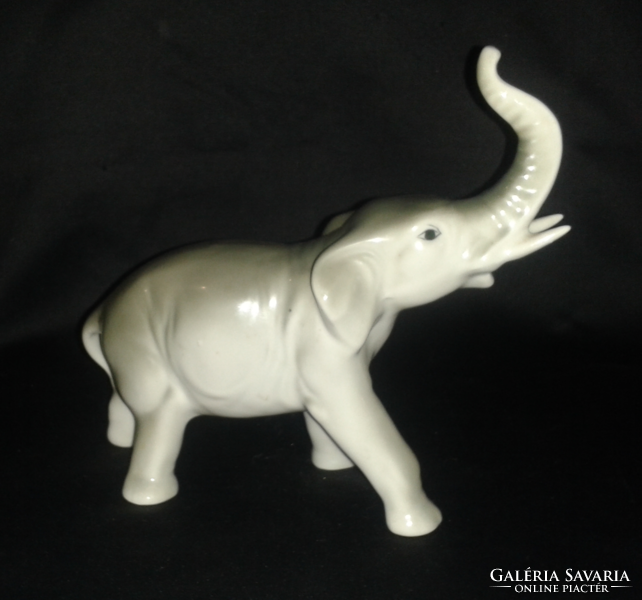 Porcelán elefánt, figurás szobor