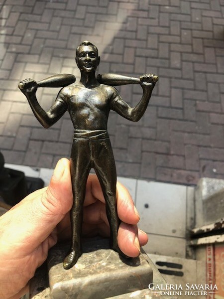 Art deco férfi bronz akrobata szobor, 18 cm-es magasságú