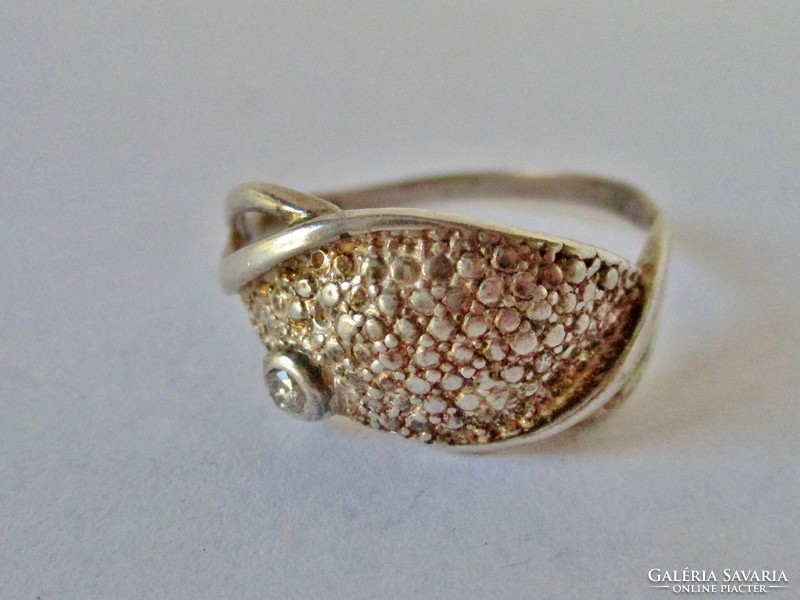 Nagyon szép kézműves ezüst gyűrű pici kővel 69-es méret