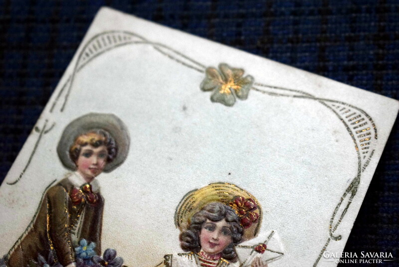Antik dombornyomott  litho üdvözlő képeslap kisleány kisfiú arany kosár nefelejcs 4levelű lóhere