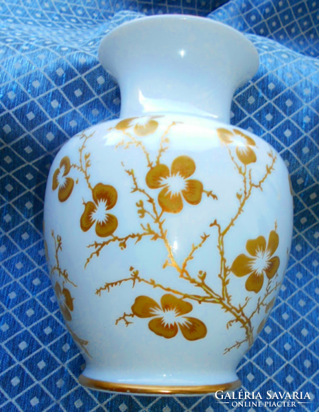 Hollóházi porcelán,  váza. -aranyszínű keleties  minta. 17 cm magas