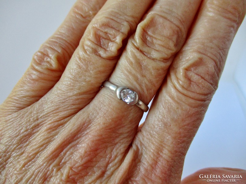 Szép klasszikus szoliter ezüstgyűrű