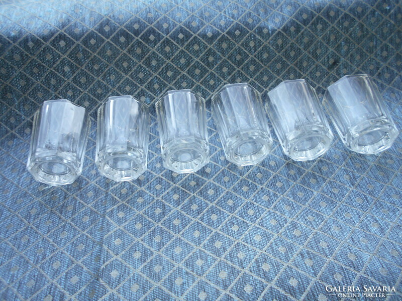 6 short drink glasses divided into sheets