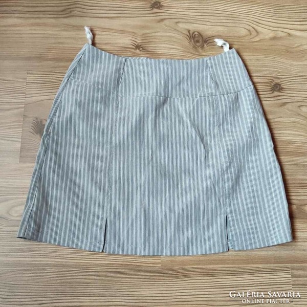 Gray striped mini skirt (approx. size S)