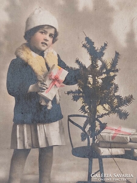 Régi karácsonyi képeslap fotó levelezőlap kislány szánkó