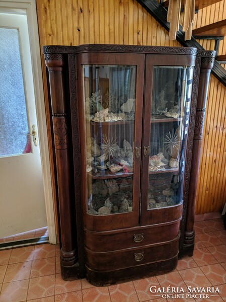 Star-cut glass display case from 1920