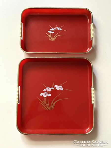 2 Red retro plastic retro trays with flower decoration