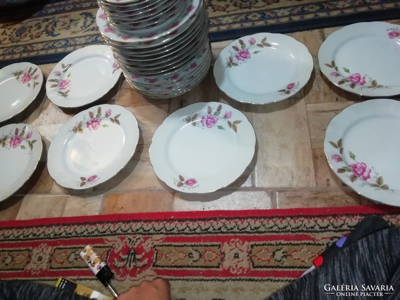 8 pink porcelain flat plates in perfect condition