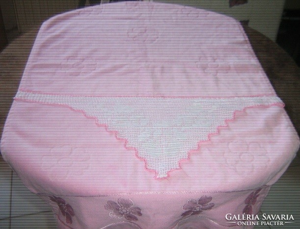 Csodaszép anyagában nyomott mintás rózsaszín fehér rózsás horgolással díszített törölköző