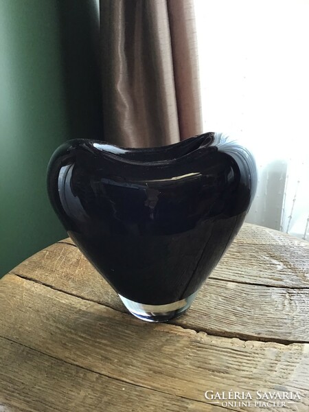 Régi kézműves szív alakú üveg váza, feketés lila