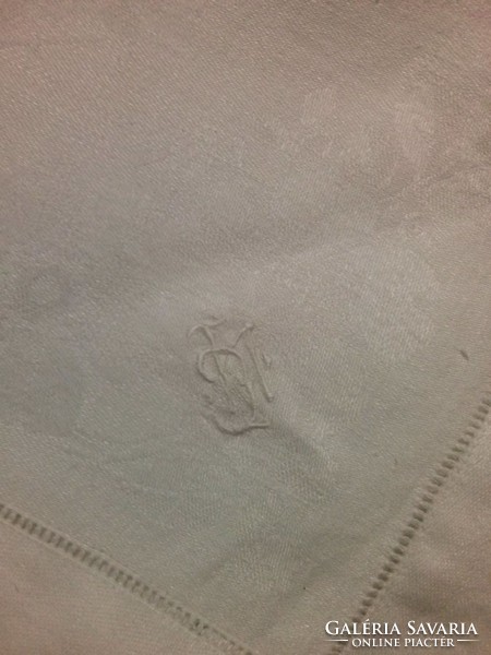 Rózsás-virágos mintájú damaszt szalvéta monogram hímzéssel, hibátlan, 100 éves (3))