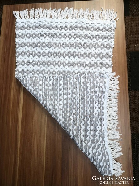 Handmade rag rug, made of cotton yarn. Never used, only washed once. 95 cm x 50 cm, approx. 800G.