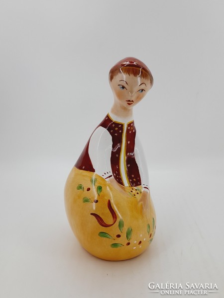 Bodrogkeresztúri kerámia figura, ülő lány, 17 cm
