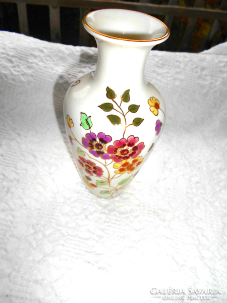 Zsolnay  porcelán  váza   pillangós minta