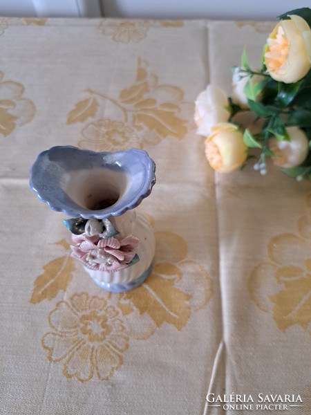 Porcelán váza. R.szín+kékes szürkés díszítéssel.    18.